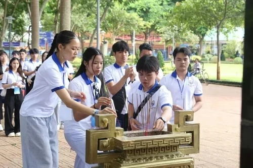 Les jeunes de la diaspora allument de l’encens en hommage aux soldats. Photo : Thanh Long.