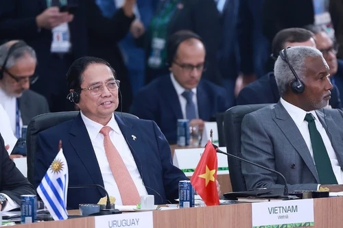 Le Premier ministre Pham Minh Chinh (à gauche) à la session de haut niveau sur le thème « Environnement, COP30 et santé mondiale ». Photo : VGP.