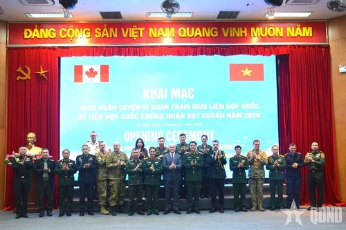 Des délégués lors de la cérémonie d’ouverture du cours de formation des officiers d’état-major des Nations unies 2026 (UNSOC 2026), soutenu par le Canada. Photo : VNA