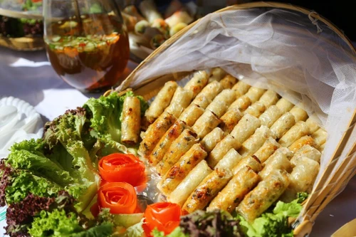 Croustillant à l’extérieur, savoureux à l’intérieur : le nem, rouleau frit emblématique du Vietnam, incarne à lui seul la richesse et la convivialité de sa gastronomie. Photo : VNA/CVN.