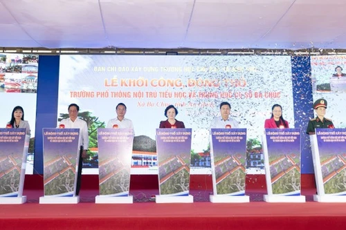 La cérémonie de lancement des travaux de l’école internat multi-niveaux (primaire et collège) de Ba Chuc, dans la province d’An Giang (Sud). Photo : VNA.