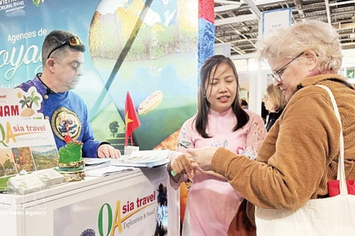 Des touristes français découvrent les produits touristiques vietnamiens lors du Salon international du tourisme 2026 à Paris. Photo : VNA.