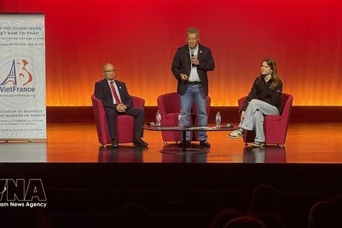 Le président d’ABVietFrance, Nguyen Hai Nam (milieu), s'exprime lors du séminaire. Photo : VNA.