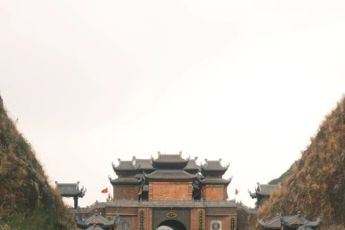 Thung Ui : un espace unique de tourisme culturel et spirituel au cœur de Ninh Binh