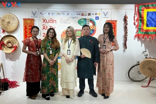 Étudiants et jeunes intellectuels vietnamiens en France expriment leur confiance avant le XIVe Congrès national du Parti. Photo : VOV.