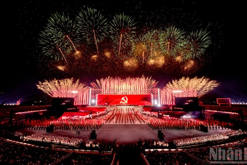 Spectacle de feux d’artifice « absolument cinématographique » dans le ciel de Ha Noi pour célébrer le succès du XIVe Congrès national du PCV