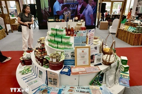 Des produits OCOP sont exposés à un salon. Photo : VNA.