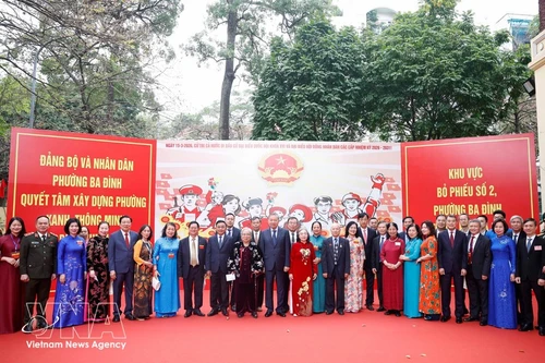 Le secrétaire général du Parti communiste du Vietnam To Lam avec des électeurs au bureau de vote n° 2, quartier de Ba Dinh, Hanoï. Photo : Thong Nhat - VNA.