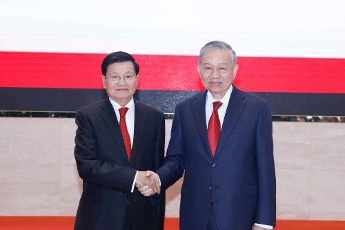 To Lam et Thongloun Sisoulith coprésident la Conférence annonçant les résultats du XIVᵉ Congrès national du Parti communiste du Vietnam