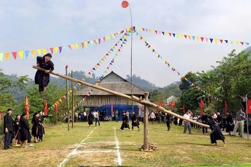 Les visiteurs présents lors de la cérémonie peuvent participer à de nombreux jeux traditionnels: balançoire rotative, lancer de balles d’étoffe, course en sac, tir à la corde, poussée de bâton ou encore escalade de perche en bambou.