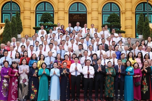 Le président Luong Cuong et les délégués de la rencontre. Photo : VNA.