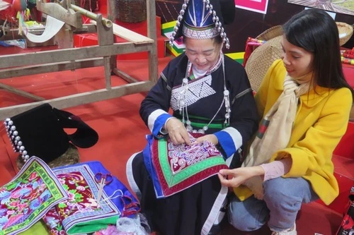 Découvert de l'artisanat traditionnel de la broderie du groupe ethnique Pa Dí dans la commune de Muong Khuong. Photo : VNA.
