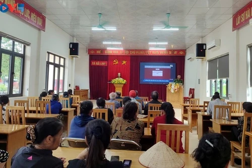 Depuis le début de l'année, Quang Ninh a organisé des formations sur les compétences numériques pour des dizaines de milliers de cadres, fonctionnaires, agents publics et citoyens, contribuant à instaurer des habitudes dans l'espace numérique. Photo: Vu Miên/VOV-Nord-Est