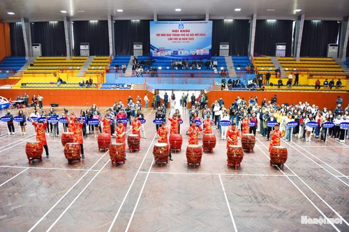  Les tambours résonnant au Palais des Sports de Xuan Dinh ont fait vibrer une atmosphère festive et enthousiaste pour la 30e édition élargie des Jeux sportifs de l’Association des Journalistes de la ville de Hanoi.