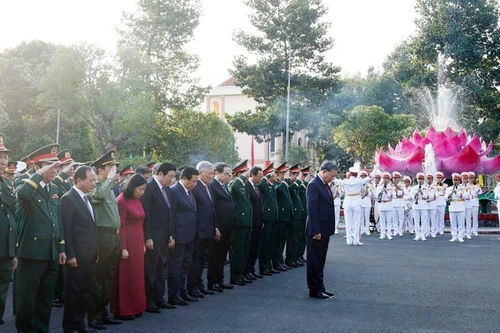 Le Secrétaire général To Lam offre de l’encens à la mémoire des Héros morts pour la Patrie de la Région militaire 9.