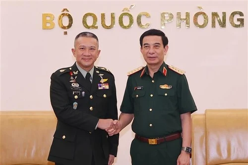 Le général Phan Van Giang (droite) et le général Songwit Noonpackdee. Photo : VNA.