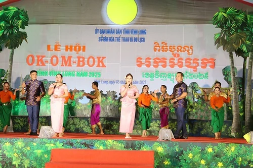 Un spectacle de chant et de danse pour accueillir le festival Ok Om Bok 2025 de la province de Vinh Long.
