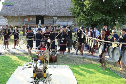 Le rituel comporte des gestes symboliques : le chaman touche sept fois la coupe de vin en bronze, invoque sept divinités.