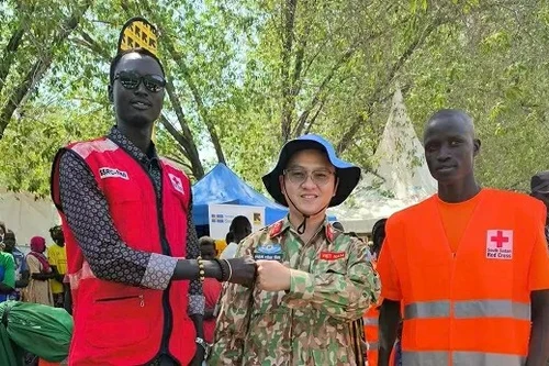 Activité CIMIC empreinte de sens des médecins militaires vietnamiens à Bentiu, au Soudan du Sud.