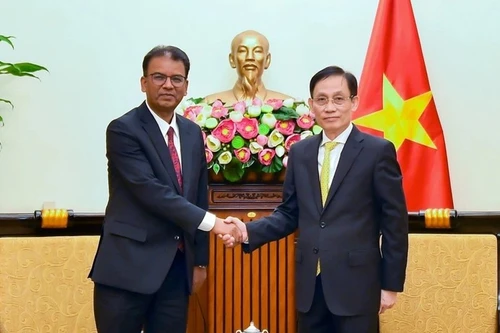 Le ministre des Affaires étrangères, Le Hoai Trung (droite) et l’ambassadeur non-résident du Népal au Vietnam, Dhan Bahadur Oli.