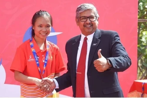 La jeune athlète Triêu Thi Binh remporte la médaille d'or du 3.000 m féminin aux Jeux scolaires de l'ASEAN 2025 au Brunei. Photo : ASG.