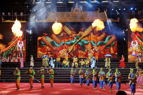 Programme artistique d’ouverture de la fête d’Ooc Om Boc et la course de pirogues Ngo 2025. Photo : Cantho.