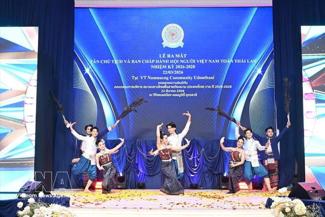 Un spectacle culturel de jeunes Vietnamiens à l'étranger lors de la cérémonie d'investiture du nouveau Comité exécutif de l'Association des Vietnamiens en Thaïlande. Photo : VNA.