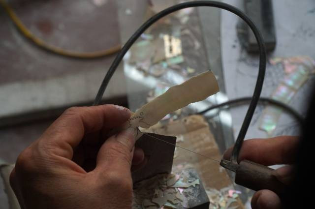 À partir d’un simple morceau de coquillage, les artisans de Chuon Ngo sculptent des détails d’une grande finesse – Yen Van. Photo : laodong.vn 3-46.jpg