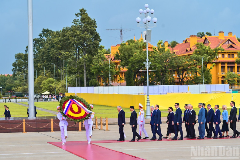 Le président de la Douma d’État de Russie, Viatcheslav Volodine, et la délégation de haut niveau russe ont rendu un hommage solennel au président Ho Chi Minh. Photo: nhandan.vn 3.jpg