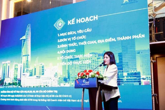 Truong Ly Hoang Phi, vice-présidente de l’Association des Jeunes Entrepreneurs de Ho Chi Minh-Ville (YBA), partage le plan d’organisation du VPSF 2025. Photo : baodautu.vn hoang-phi.jpg