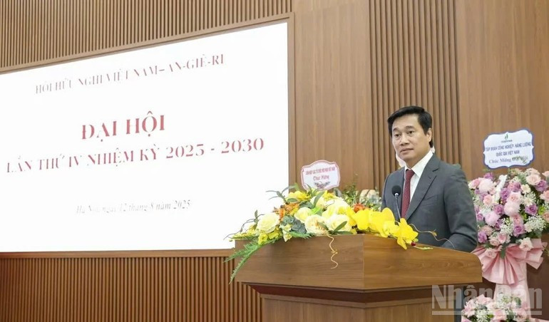 Nguyen Tuong Van, vice-ministre de la Construction, président de l’Association d’amitié Vietnam–Algérie pour le mandat 2025-2030, prend la parole au Congrès. Photo: nhandan.vn 2.jpg