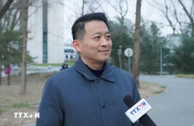 Le professeur Qu Qiang, enseignant à l’Université centrale des nationalités de Chine et commentateur de la chaîne CGTN. Photo: VNA