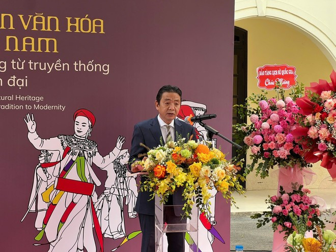 le vice-ministre de la Culture, des Sports et du Tourisme, Hoang Dao Cuong, prend la parole lors de l'exposition. Photo: baochinhphu.vn