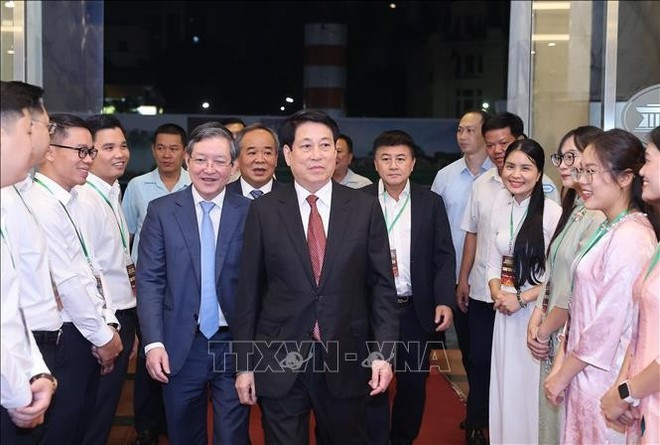 Le président Luong Cuong à la cérémonie de distinction des agriculteurs vietnamiens exemplaires et des scientifiques du monde rural 2025. Photo : VNA. Le président Luong Cuong à la cérémonie de distinction des agriculteurs vietnamiens exemplaires et des scientifiques du monde rural 2025. Photo : VNA.