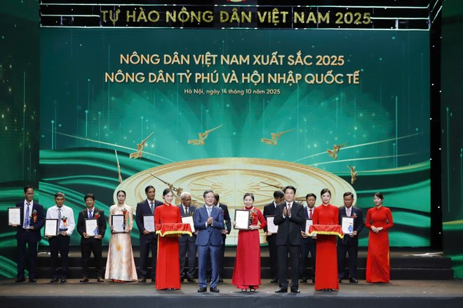 Des agriculteurs vietnamiens exemplaires et des scientifiques du monde rural distingués. Photo : danviet.vn Des agriculteurs vietnamiens exemplaires et des scientifiques du monde rural distingués. Photo : danviet.vn