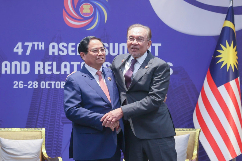 Le Premier ministre Pham Minh Chinh rencontrant le Premier ministre malaisien Anwar Ibrahim, président de l’ASEAN 2025. Photo : VNA 4-4682.jpg