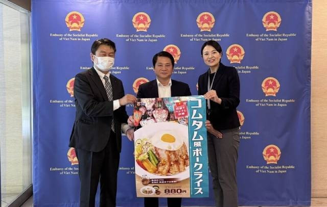 Auparavant, le plat « riz au porc grillé à la manière du cơm tấm vietnamien » avait été testé dans le menu du réseau Matsuya, l’une des plus importantes chaînes de restauration rapide du pays. Photo: congthuong.vn e-2.jpg