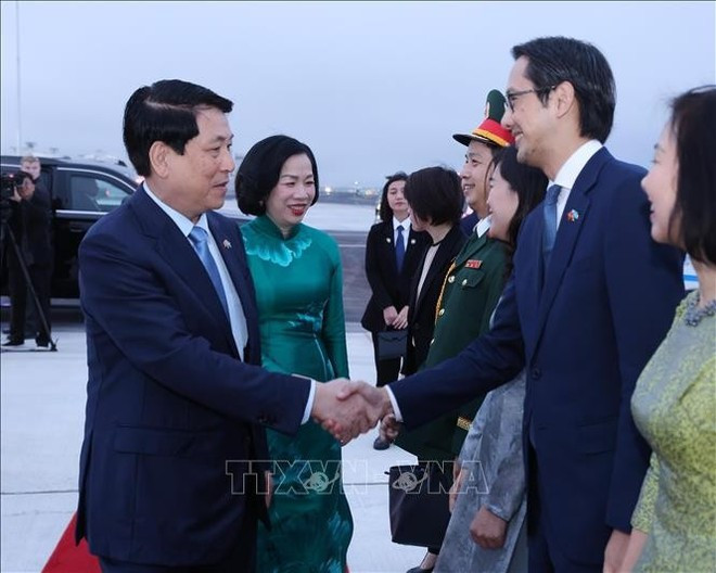 Dans l’après-midi du 24 septembre (heure locale), le président vietnamien Luong Cuong et son épouse ont quitté New York. Photo : VNA. Dans l’après-midi du 24 septembre (heure locale), le président vietnamien Luong Cuong et son épouse ont quitté New York. Photo : VNA.