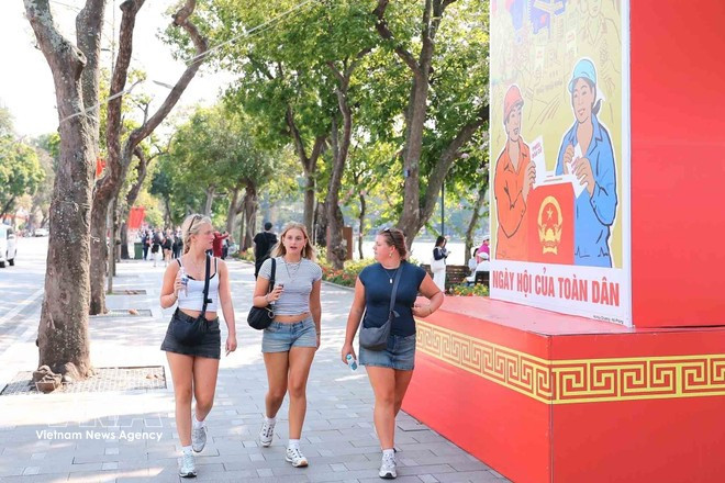 Les rues de Hanoï sont ornées de drapeaux pour célébrer la fête de tout le peuple. Photo: VNA