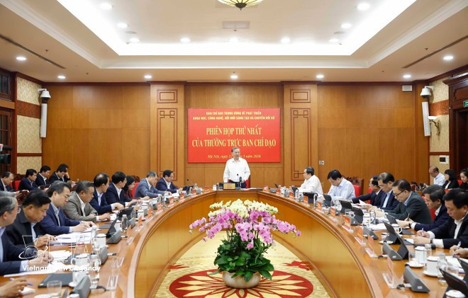 Le Comité directeur central pour le développement de la science, de la technologie, de l’innovation et de la transformation numérique tient la première réunion de 2026 de son instance permanente, sous l’égide de son président, secrétaire général du Parti, To Lâm. Photo : VNA