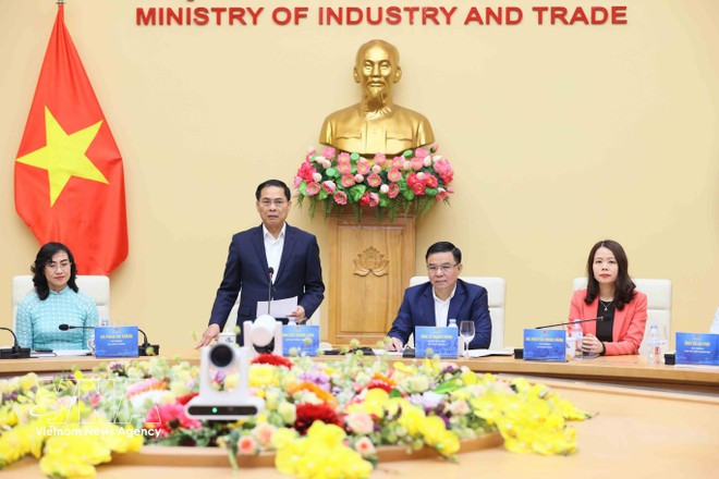 Le vice-Premier ministre Bui Thanh Son à la séance de travail avec le ministère de l'Industrie et du Commerce. Photo: VNA