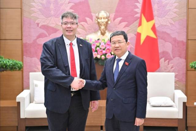 Vu Hai Ha, membre du Comité central du Parti et secrétaire adjoint du Comité du Parti de l’Assemblée nationale, reçoit le président de de l'Association VKBIA, Tran Hai Linh. pho-bi-thu-dang-uy-quoc-hoi-vu-hai-ha-tiep-chu-tich-hiep-hoi-doanh-nhan-va-dau-tu-viet-nam-han-quoc-tran-hai-linh.jpg