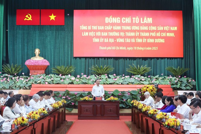 Le secrétaire général du Parti, Tô Lâm (centre) lors de la séance de travail, à Hô Chi Minh-Ville, le 18 juin. Photo : VNA Le secrétaire général du Parti, Tô Lâm (centre) lors de la séance de travail, à Hô Chi Minh-Ville, le 18 juin. Photo : VNA