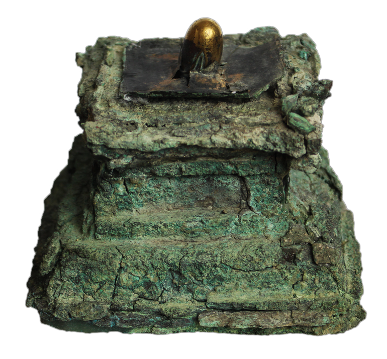 Ensemble Linga-Yoni dont le Linga en métal doré est conservé au Musée de la province d'An Giang. 2018-linga-yoni-da-noi.png
