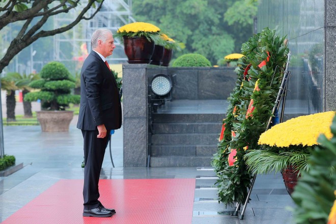 Le premier secrétaire du Comité central du Parti communiste de Cuba et président cubain Miguel Díaz-Canel Bermúdez rend hommage au Président Hô Chi Minh. Photo : VNA. Le premier secrétaire du Comité central du Parti communiste de Cuba et président cubain Miguel Díaz-Canel Bermúdez rend hommage au Président Hô Chi Minh. Photo : VNA.
