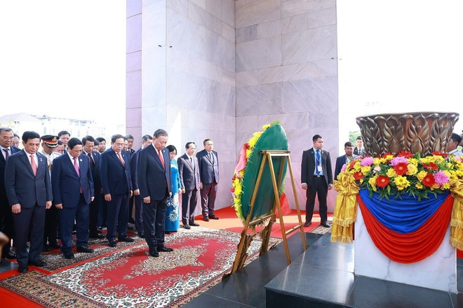 Le secrétaire général Tô Lâm et sa délégation déposent une couronne de fleurs au Monument de l’Indépendance, à Phnom Penh, le 6 février. Photo : VNA
