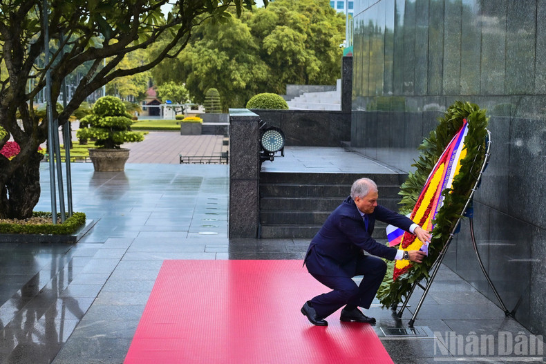 Viatcheslav Volodine ajuste la gerbe de fleurs déposée en hommage au président Ho Chi Minh. Photo: nhandan.vn 6.jpg