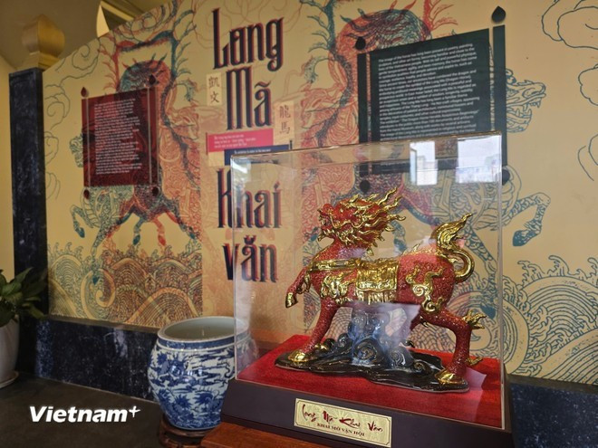 La créature mythique à tête de dragon et corps de cheval – le Long Mã – a été conçue avec un soin minutieux pour l’exposition. Photo: Vietnam+
