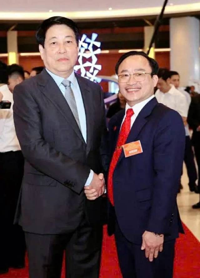 Le président de la République Luog Cuong en compagnie de l’entrepreneur Pham Van Tho. Photo: baoquocte.vn 2-2025-10-14t225619054.jpg