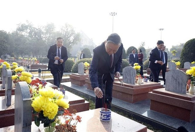 Le secrétaire général du Parti communiste du Vietnam, To Lam, et la délégation du Comité central au cimetière national des martyrs A1. Photo : VNA